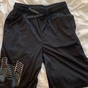 Shorts youth large under armour